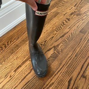 Hunter rain boots a dark grey colour barely worn US size 6